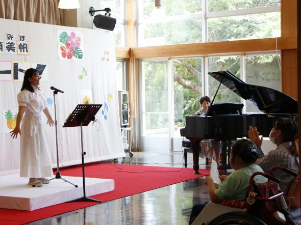 一澤海咲さんのソプラノとピアノ演奏のミニコンサート