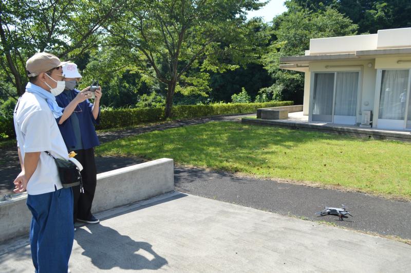撮影には綿密な準備が必要です。テスト飛行をはじめます。