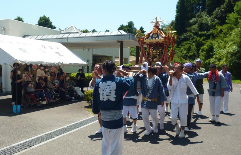 愛正園正面玄関前を御神輿が通ります。