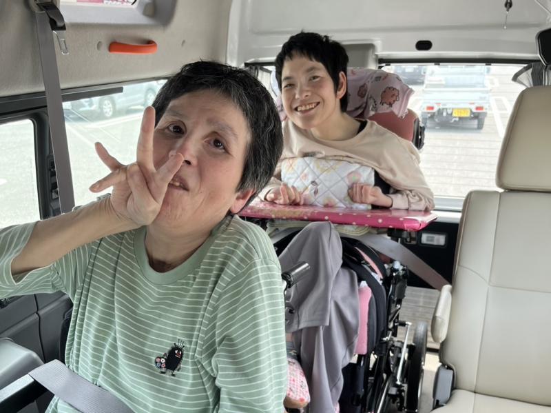 車中では歌をうたいながらカメラにピース!