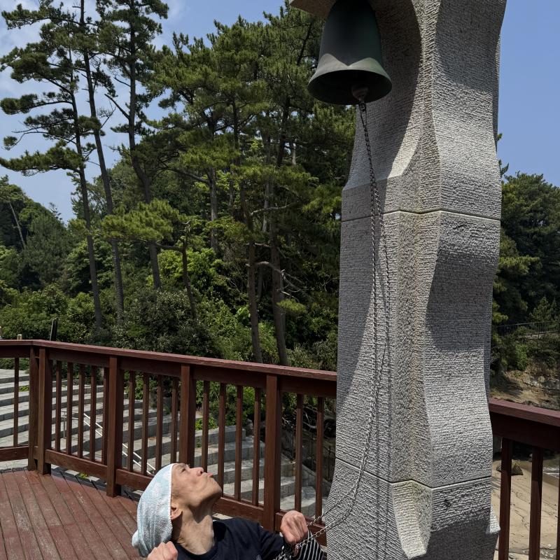 鐘を鳴らすために真剣です．．．