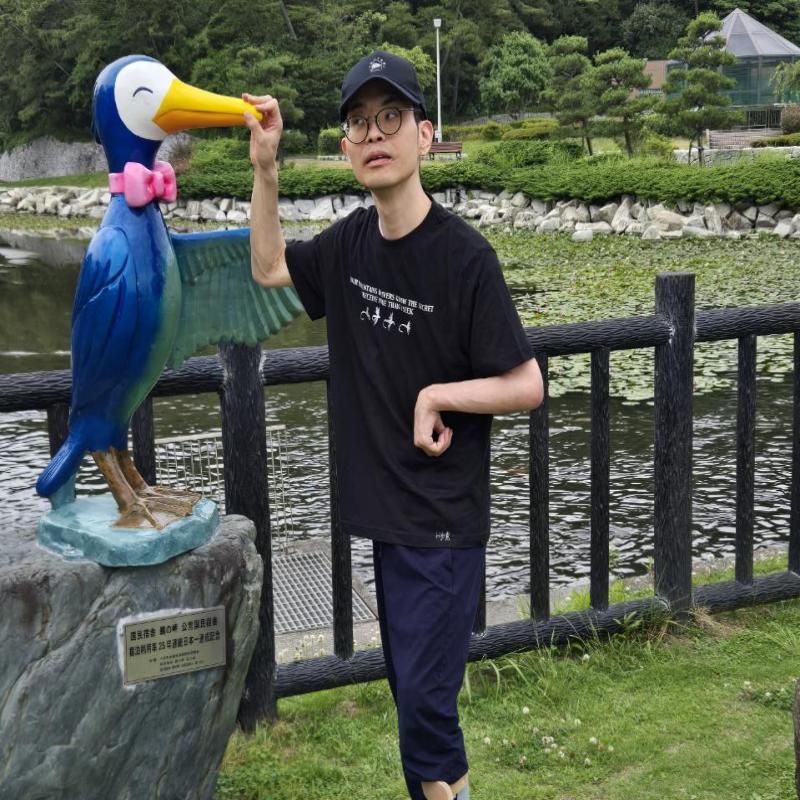 海鵜のくちばしを掴んで記念撮影