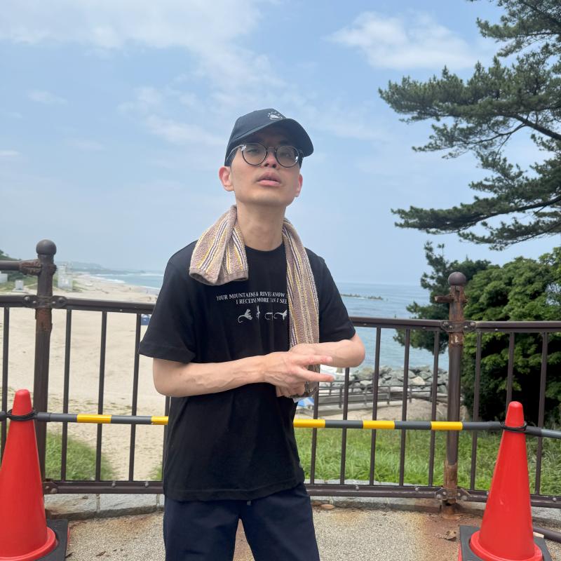 海をバックにピース！