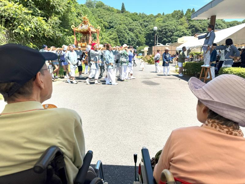 お神輿に興味津々...
