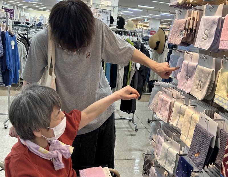 プレゼント選びに真剣です