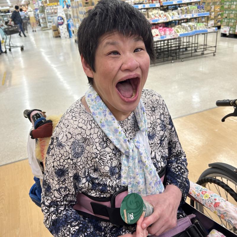 買い物の後にはカフェラテで一息(喜びが溢れてます)