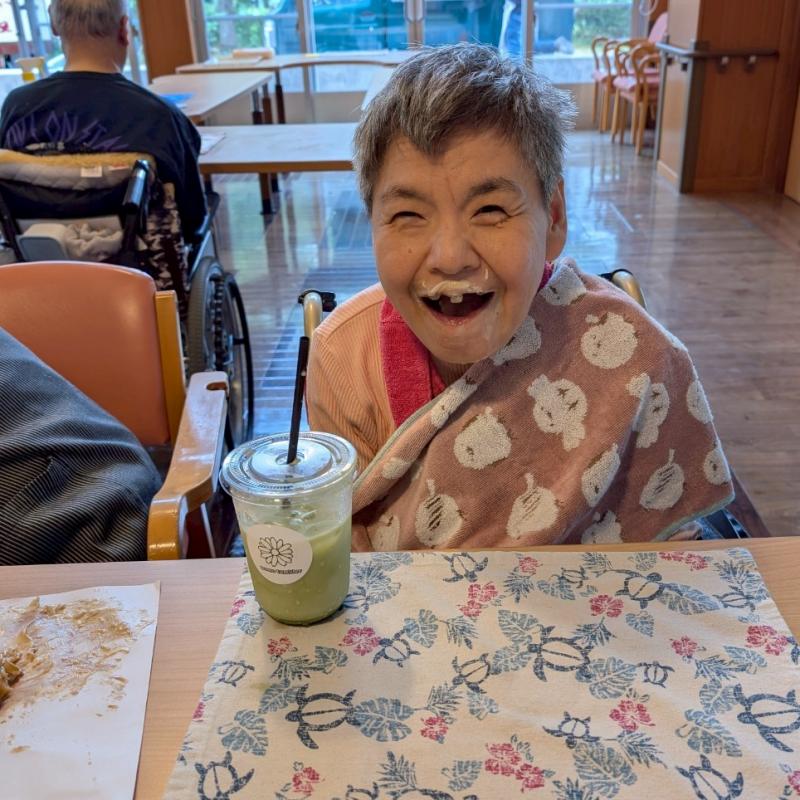 クレープの生クリームが口の周りいっぱい