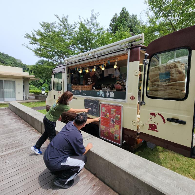 私たちはあずき生クリームとチョコバナナ生クリームお願いします!