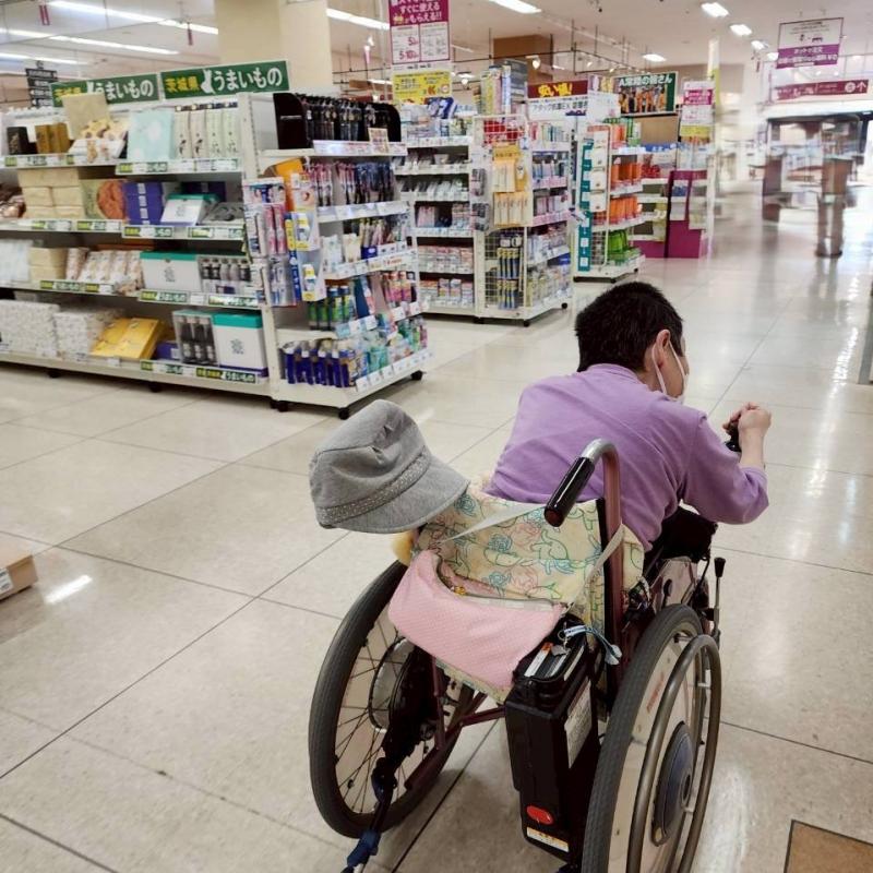 店内をゆっくり見て回っています