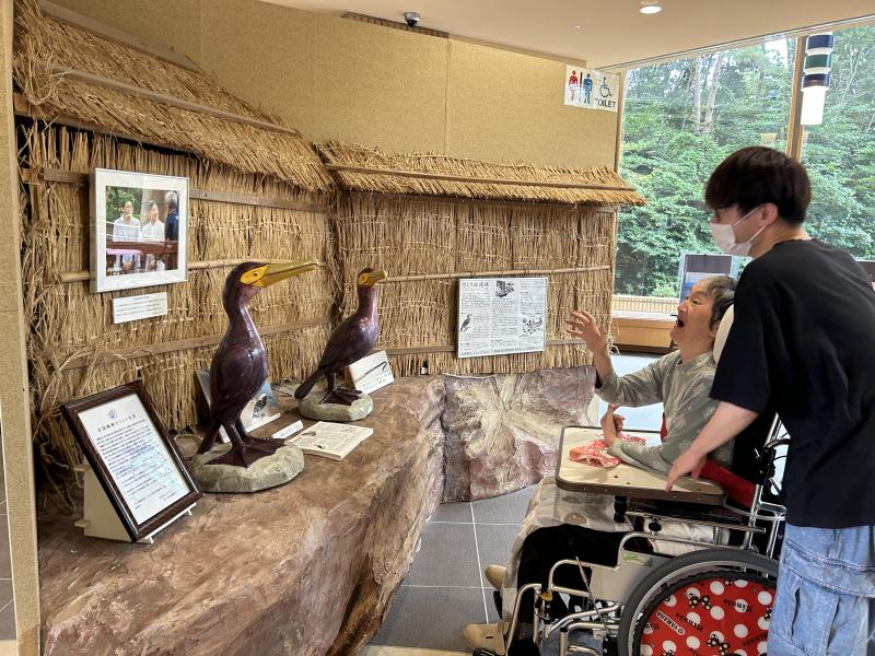 展示物の先にある写真に手を振って