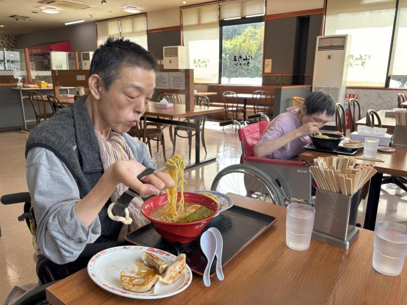 2人とも食べることに真剣です