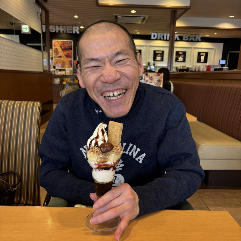 モンブランパフェに溢れんばかりの笑顔です