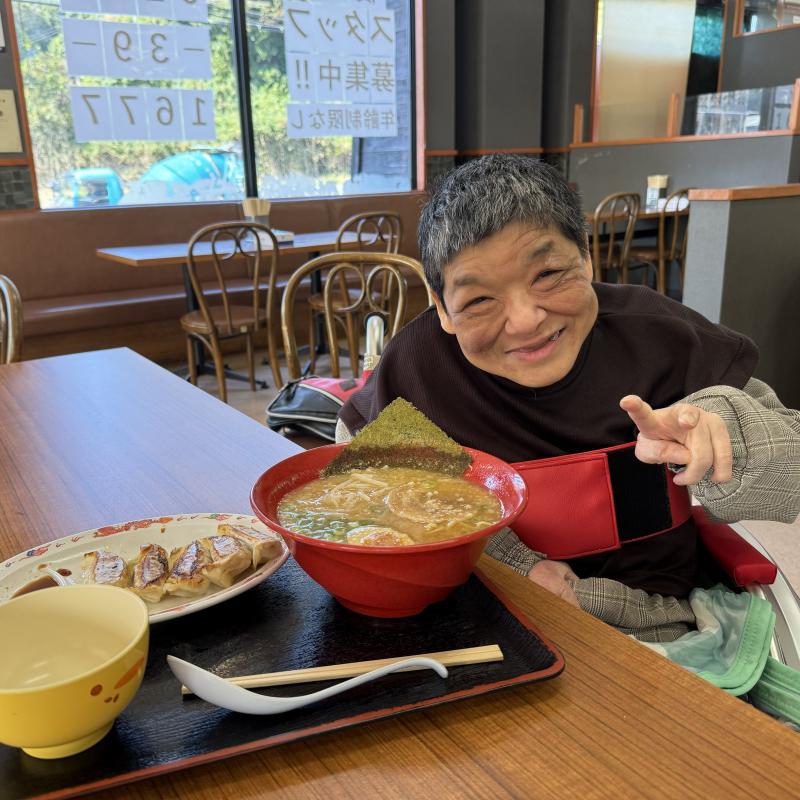 こちらもラーメンと一緒にピースでパシャリ!