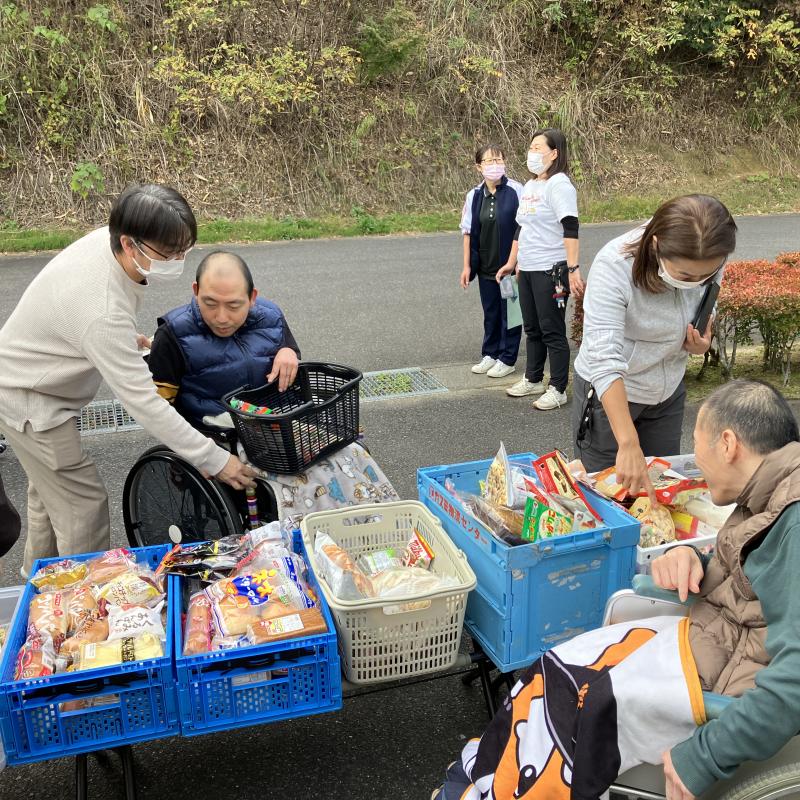 籠の中にもパンやお菓子がたくさん！