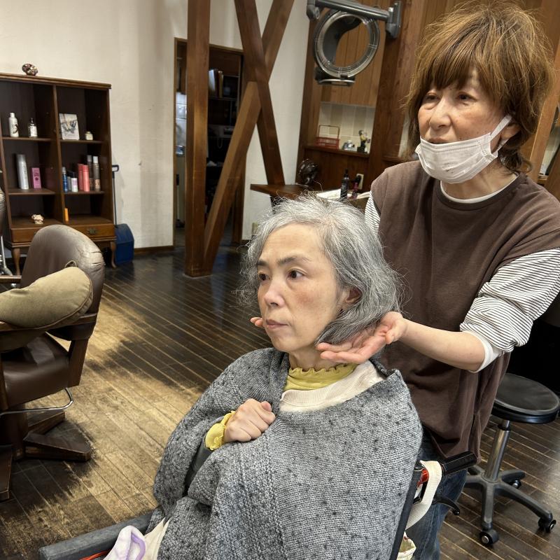 カットとカラーをしていきますね~