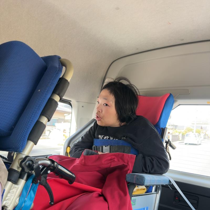 外の風景に興味津々