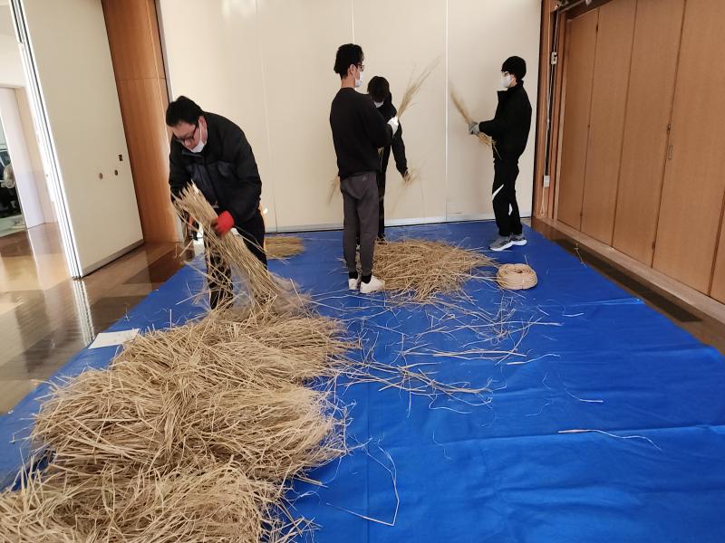 藁を整えていきます