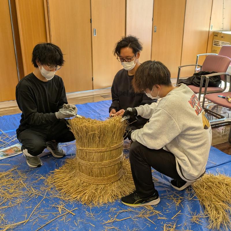 藁をカットしながら綺麗に整えます