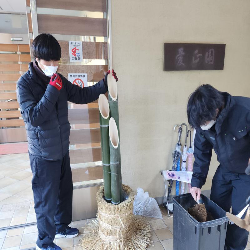 バランスをみながら竹と土台を合わせていきます