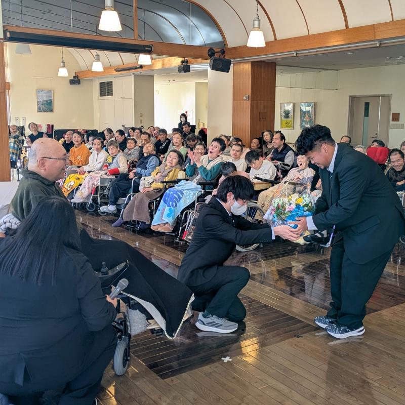 はぎの会より花束贈呈