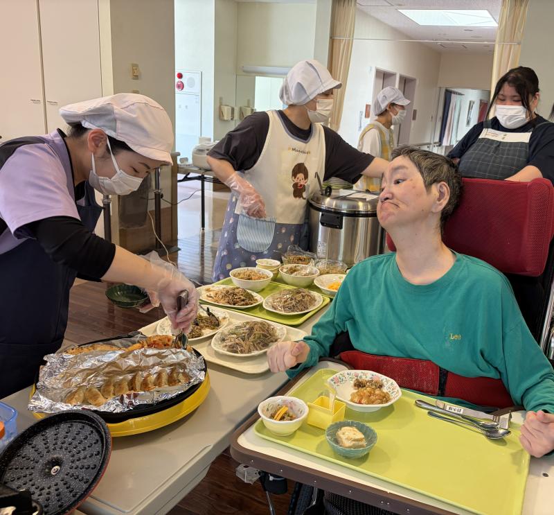 5月の行事食は「お楽しみバイキング」を開催しました。