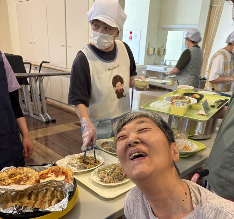 5月の行事食は「お楽しみバイキング」を開催しました。