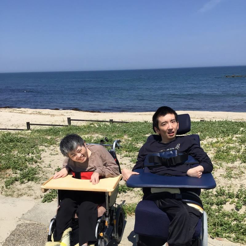 海をバックに記念撮影!