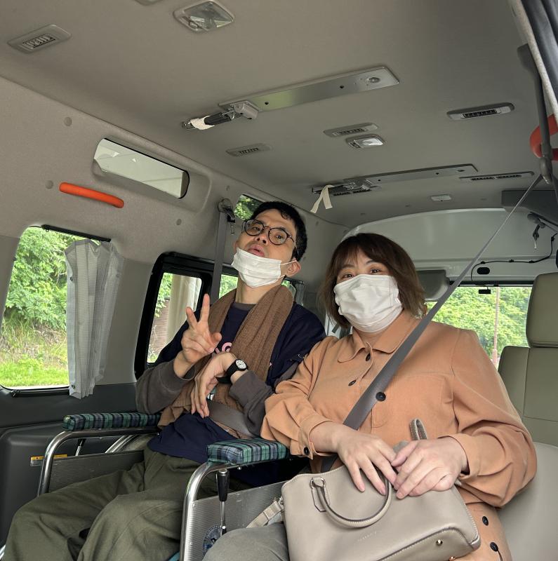 鵜の岬へ行ってきまーす♪職員とツーショットでルンルンです