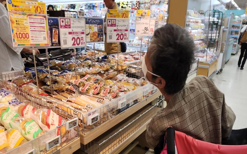 何にしようかなと真剣に選んでいます
