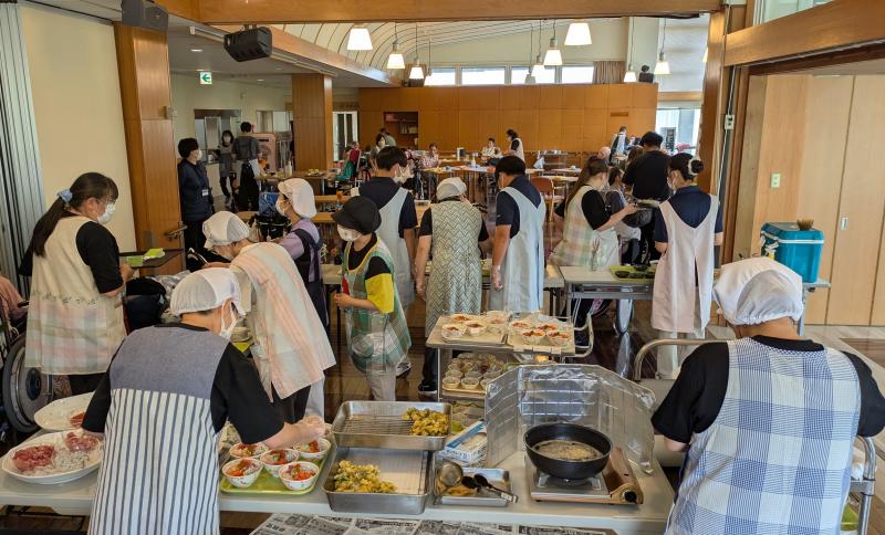 お楽しみバイキングを開催しました(お食事の様子)
