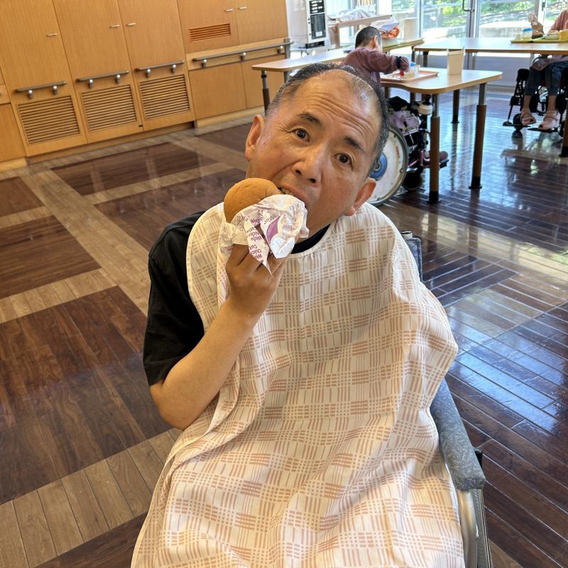 ハンバーガーを「ガブッ！」