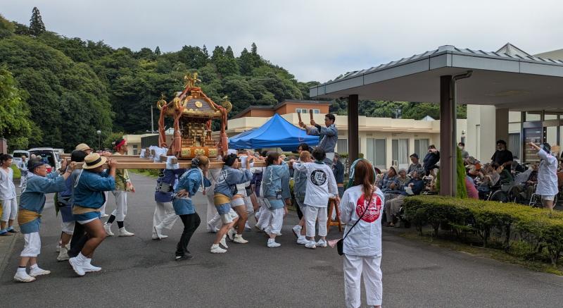 正面玄関前での一本締め!