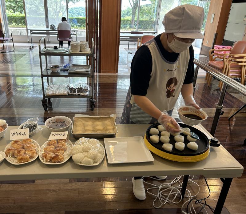 焼きおにぎりを調理中です