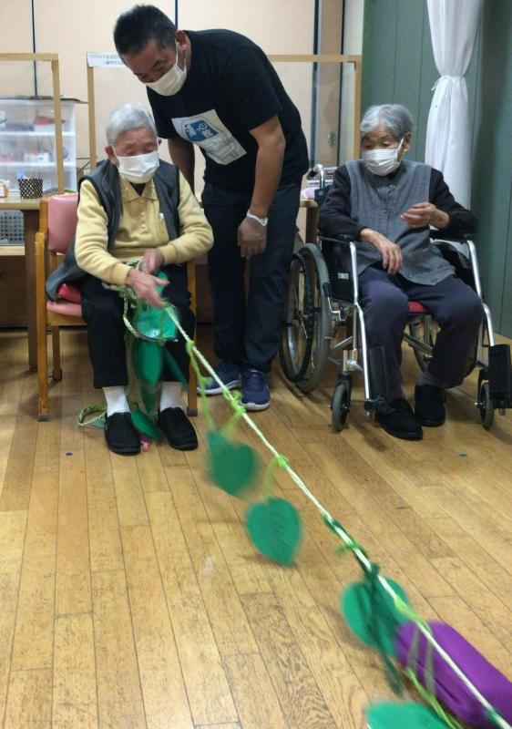 さつま芋の蔦を引っ張っています。