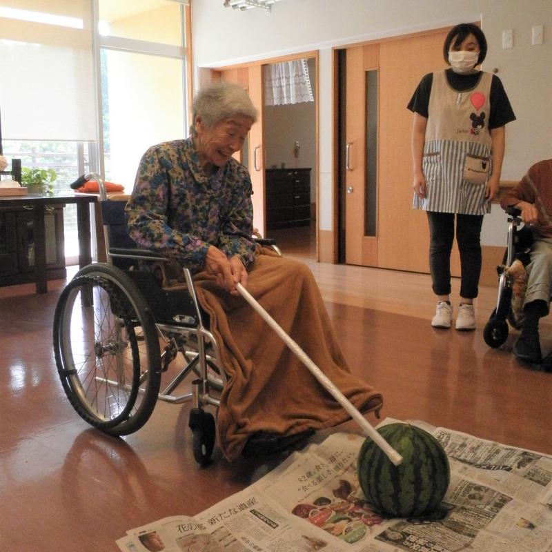 スイカ割りなんて…懐かしいわね！