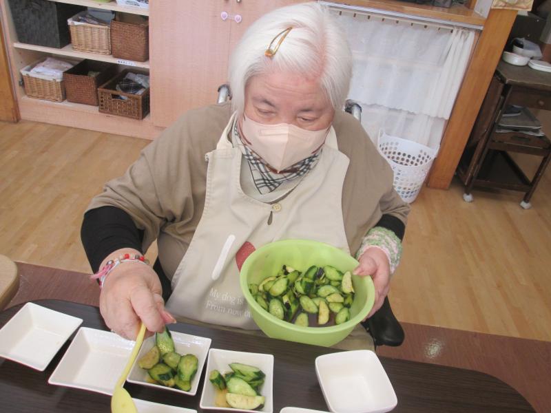 分量を考えながら手作り漬物をお皿にとり分け