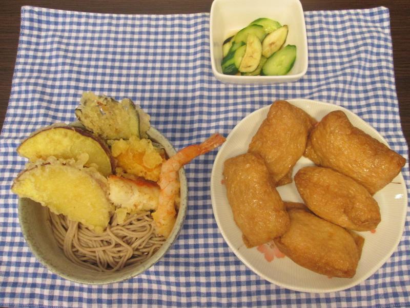 本日のユニット飯は「天ぷら蕎麦とお稲荷セット」