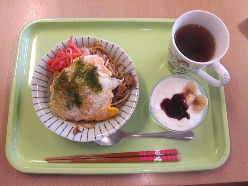 焼きそばとヨーグルトのセット