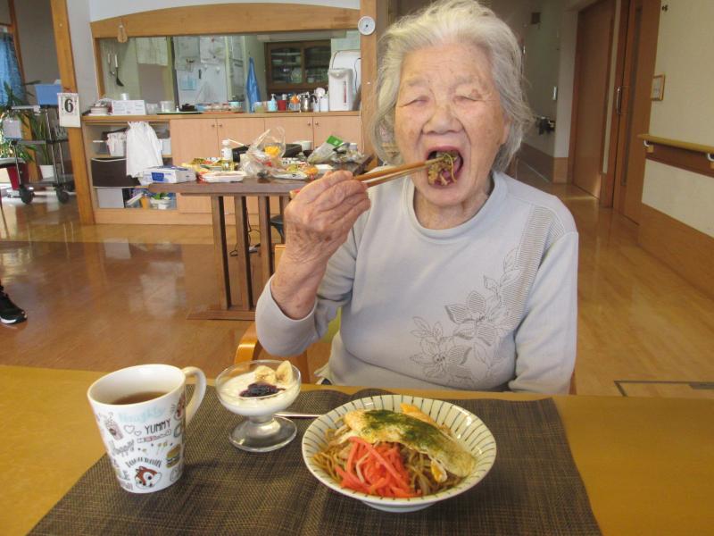 「ソースがよく絡んでておいしいわ~」