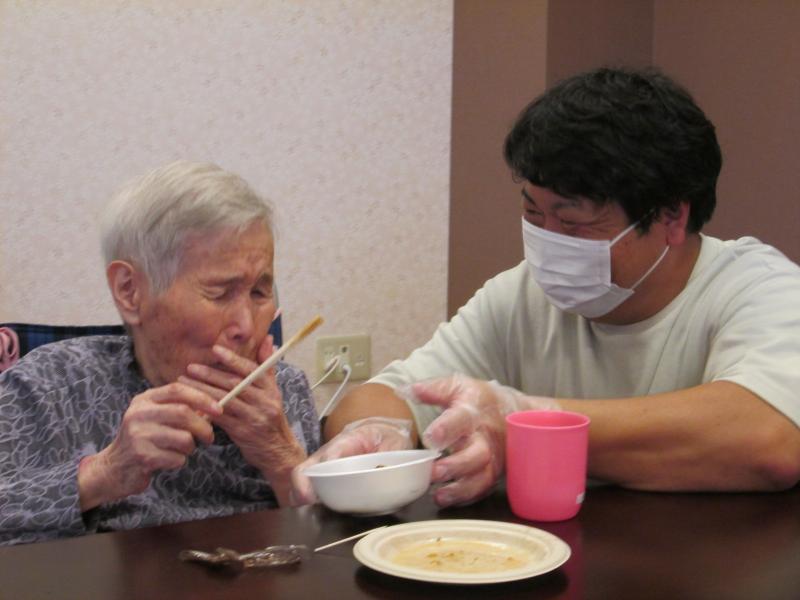 「どうですか?」「アツアツだけど美味しい」