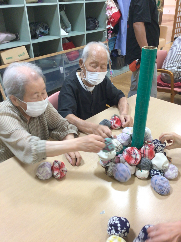 『かき氷の飾り作りとお手玉崩しゲーム』