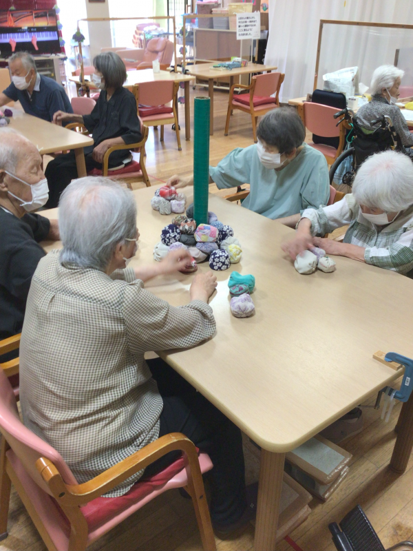 『かき氷の飾り作りとお手玉崩しゲーム』