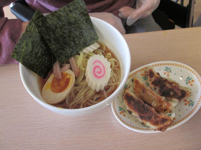 今日のお昼はラーメン餃子定食！！