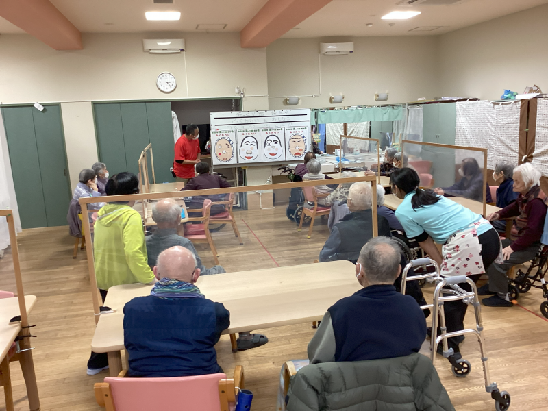 『デイ新年会～福笑いとお汁粉～』