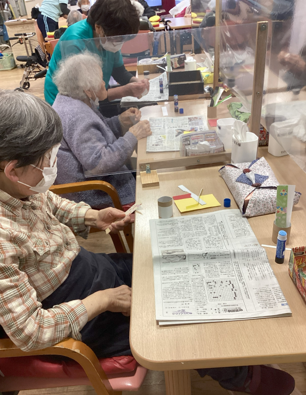 『ひな祭り飾り作り、七並べ、編み物』