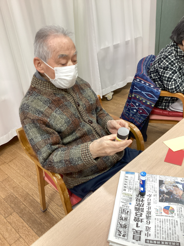 『ひな祭り飾り作り、七並べ、編み物』