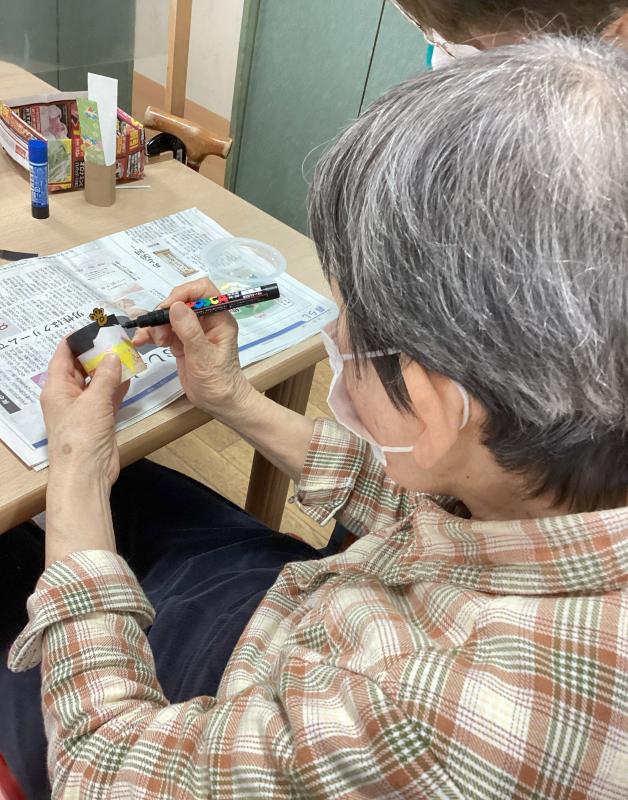 『ひな祭り飾り作り、七並べ、編み物』