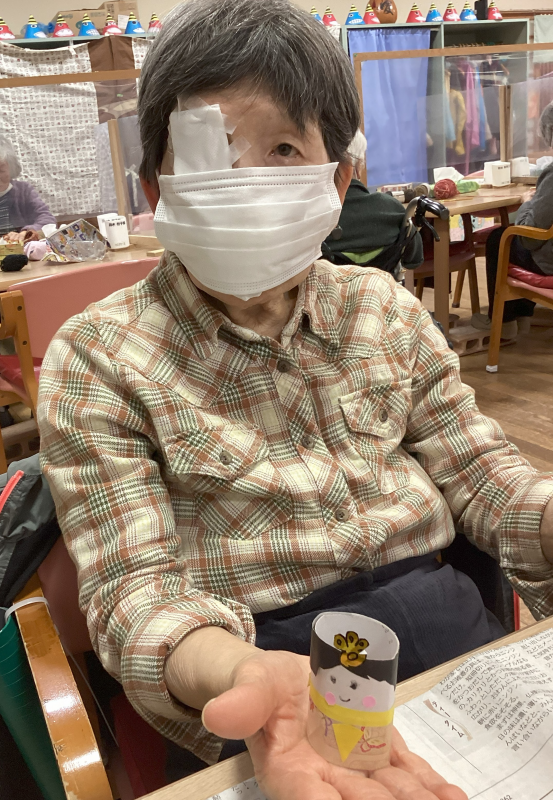 『ひな祭り飾り作り、七並べ、編み物』