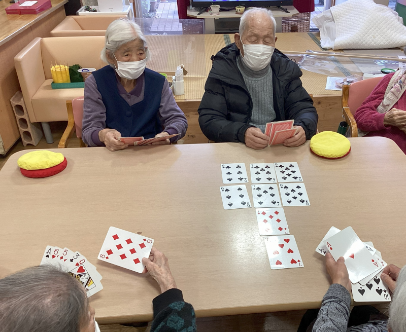 『ひな祭り飾り作り、七並べ、編み物』