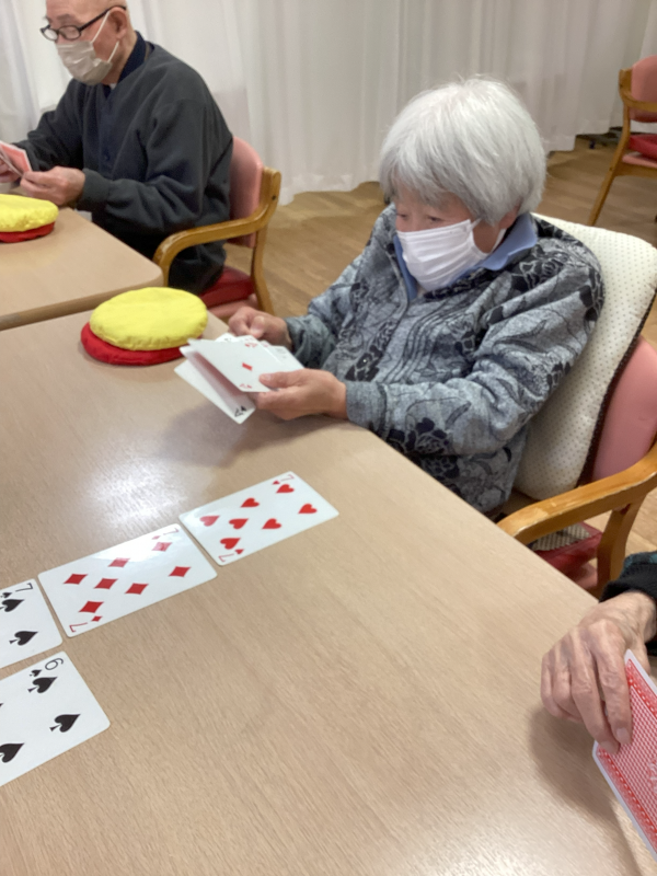 『ひな祭り飾り作り、七並べ、編み物』